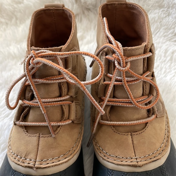 Sorel Out and About Waterproof Leather Ankle Boots size 8. Fit size 7 better. - Picture 7 of 9